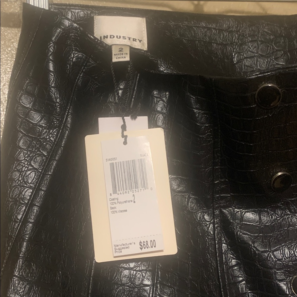Industry size 2 Black Croc-Patterned Mini Skirt Snap Front Opening NWT - Picture 4 of 5